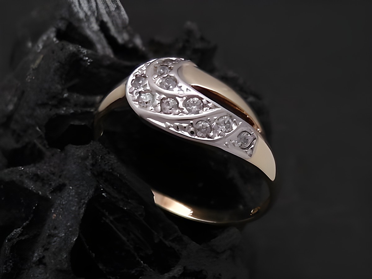 Gold Ring schön Gold 585 bicolor Zirkonia Goldring Gr. 57 Hersteller Juwelier Harnisch bis Gr. 58 18,5. Eleganter Ring mit funkelnden Zirkonia-Steinen auf einer geschwungenen Oberfläche.