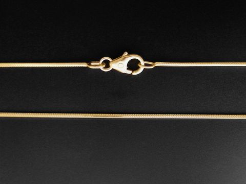 Gold Kette - Schlange 4-kant - 1 x 1 mm - 40 cm - 585 Gold, Hersteller: Juwelier Harnisch, Schlange, zeigt eine elegante Kette mit Karabinerverschluss auf schwarzem Hintergrund.