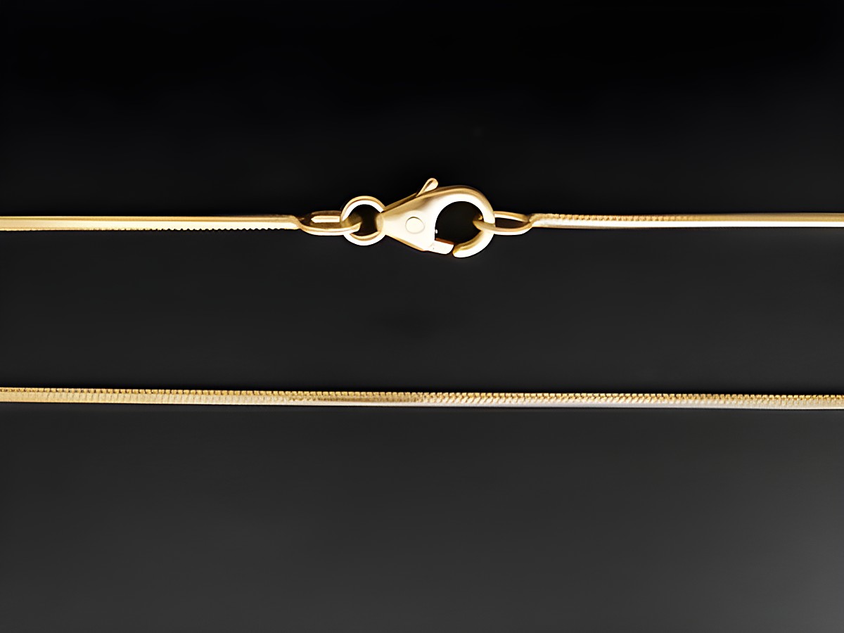 Gold Kette - Schlange 4-kant - 1 x 1 mm - 40 cm - 585 Gold, Hersteller: Juwelier Harnisch, Schlange, zeigt eine elegante Kette mit Karabinerverschluss auf schwarzem Hintergrund.