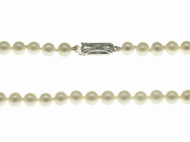 Perlenkette aus Süßwasser-Zuchtperlen in Weiß und Creme, Größe 4,5-5 mm, Länge 45 cm, mit einem klassischen Silberverschluss, Hersteller Juwelier Harnisch.