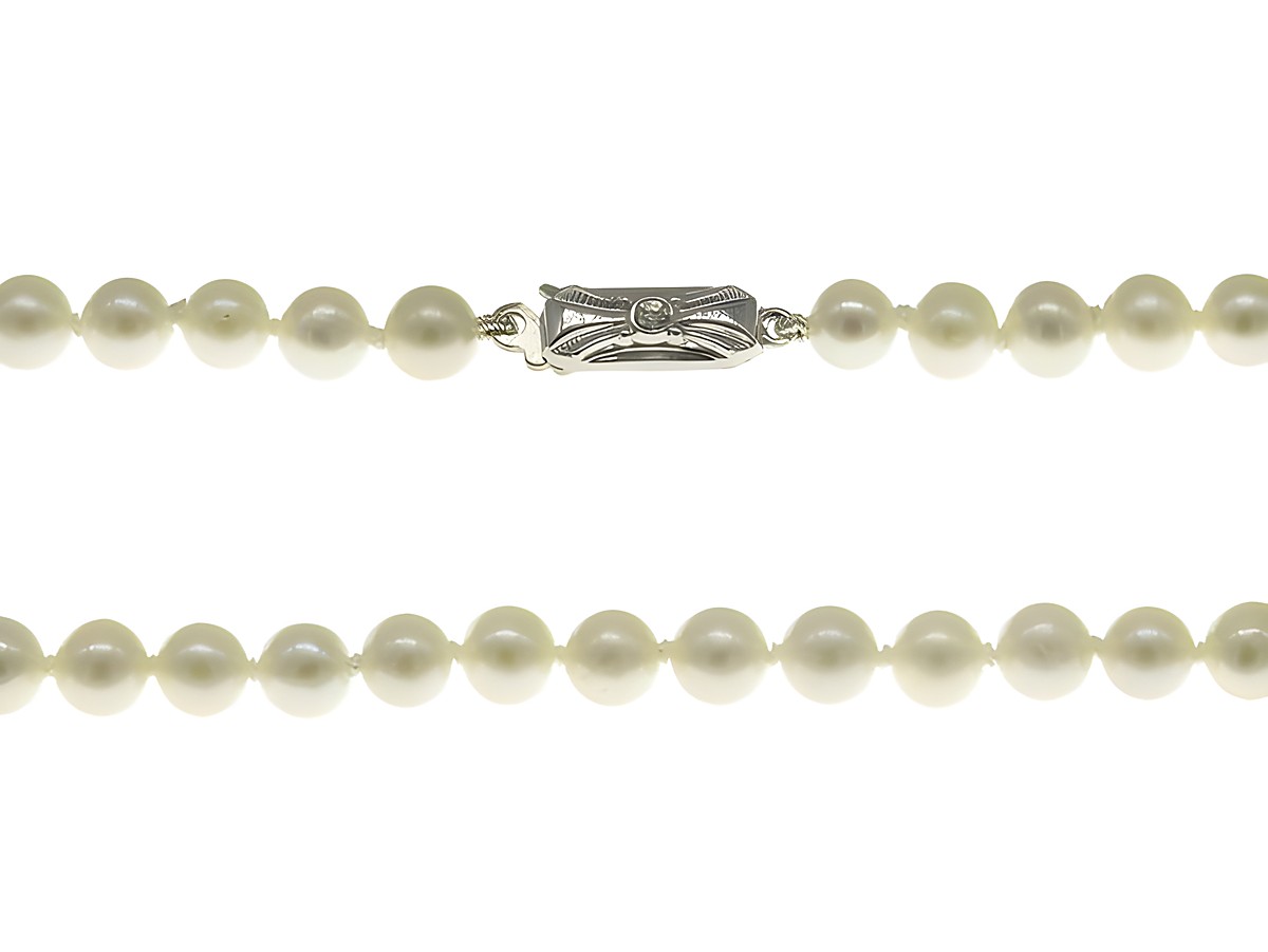 Perlenkette aus Süßwasser-Zuchtperlen in Weiß und Creme, Größe 4,5-5 mm, Länge 45 cm, mit einem klassischen Silberverschluss, Hersteller Juwelier Harnisch.