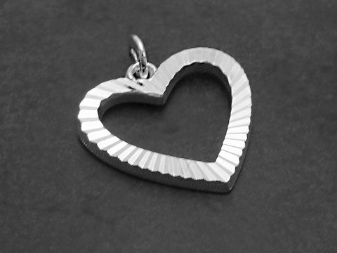 Silber Anhänger in Herzform, sehr interessant, mit flacher, strukturierter Oberfläche. Hersteller: Juwelier Harnisch. Ideal als zarter Schmuck für besondere Anlässe.