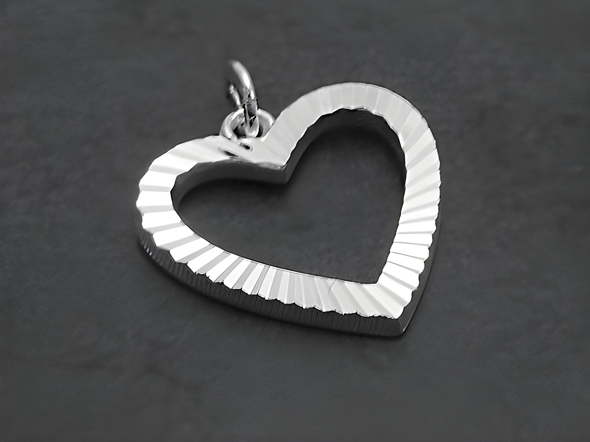 Silber Anhänger in Herzform, sehr interessant, mit flacher, strukturierter Oberfläche. Hersteller: Juwelier Harnisch. Ideal als zarter Schmuck für besondere Anlässe.