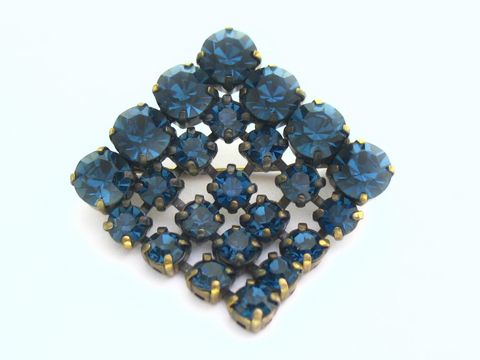 Blaue Strass Brosche im sexy City Look in quadratischer Form, hergestellt von Juwelier Harnisch, verziert mit funkelnden blauen Strasssteinen.