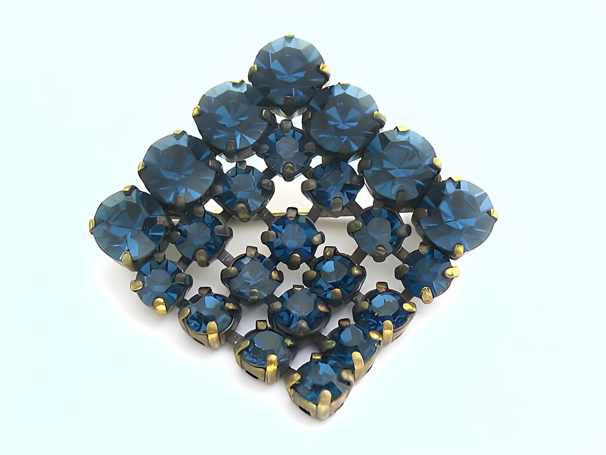 Blaue Strass Brosche im sexy City Look in quadratischer Form, hergestellt von Juwelier Harnisch, verziert mit funkelnden blauen Strasssteinen.