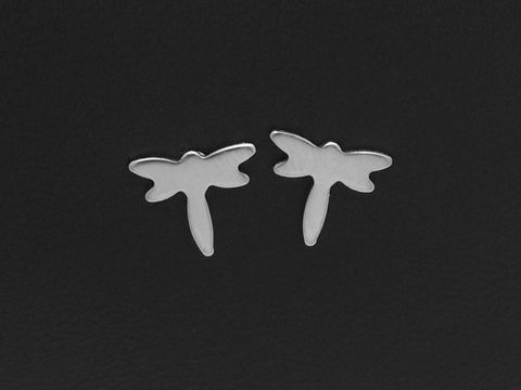 60840-0 Edelstahl Ohrringe in Libellenform als Ohrstecker, hergestellt von Juwelier Harnisch, bieten ein modernes und elegantes Design aus hochwertigem Edelstahl.