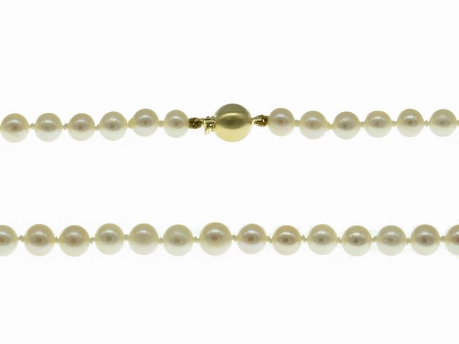 Perlenkette mit Süßwasser-Zuchtperlen von 5,5-6 mm in Weiß-Rose und einem Goldverschluss 585, Länge 44 cm, klassisches Design vom Hersteller Juwelier Harnisch.