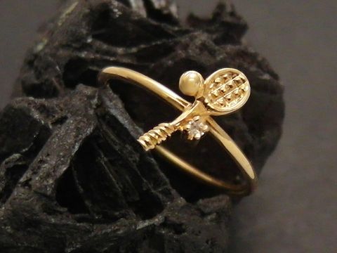 44288-0 Goldring mit Tennis-Sportmotiv aus Gold 333, verziert mit einem Diamanten, Größe 51,5, Hersteller Juwelier Harnisch, geeignet bis Größe 52/17.