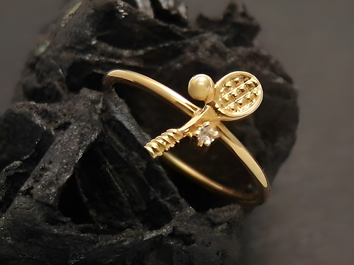 Goldring mit Tennis-Sportmotiv aus Gold 333, verziert mit einem Diamanten, Größe 51,5, Hersteller Juwelier Harnisch, geeignet bis Größe 52/17.