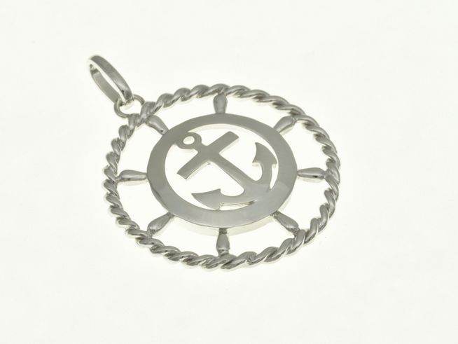 Ein maritimer Anhänger in Form eines Steuerrads mit einem Anker in der Mitte aus rhodiniertem Sterling Silber, hergestellt von Juwelier Harnisch, ideal für Seefahrt-Liebhaber.