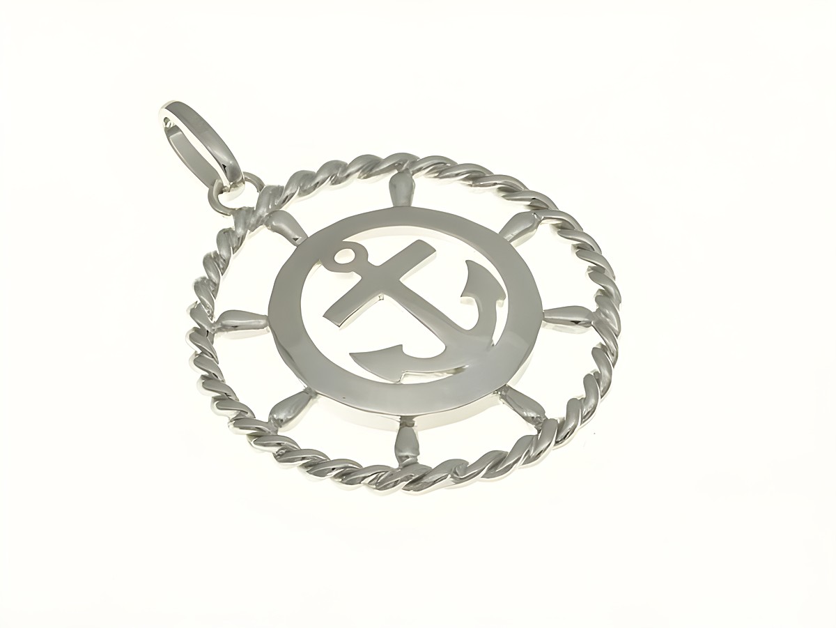 Ein maritimer Anhänger in Form eines Steuerrads mit einem Anker in der Mitte aus rhodiniertem Sterling Silber, hergestellt von Juwelier Harnisch, ideal für Seefahrt-Liebhaber.