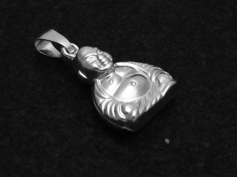 Buddha glänzend als Anhänger aus Sterling Silber, hergestellt von Juwelier Harnisch, symbolisiert Spiritualität und Gelassenheit in einem dekorativen und religiösen Schmuckstück.