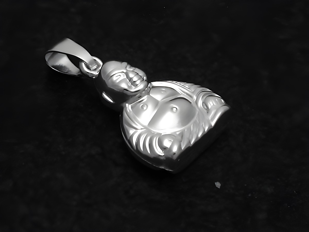 Buddha glänzend als Anhänger aus Sterling Silber, hergestellt von Juwelier Harnisch, symbolisiert Spiritualität und Gelassenheit in einem dekorativen und religiösen Schmuckstück.