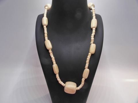 Holzkette aus naturbraunen Holzperlen in Multiform, Durchmesser 25 mm, Länge 60 cm, stylischer Holzschmuck vom Hersteller Juwelier Harnisch.