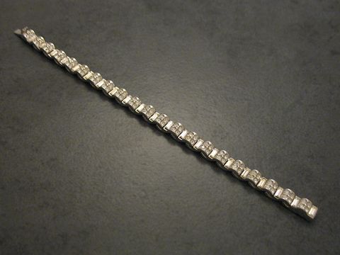 Strass Armband in weiß, 18 cm lang, silberfarben und charmant, hergestellt von Juwelier Harnisch, ideal für elegante Anlässe, passt zu verschiedenen Stilen und Outfits.