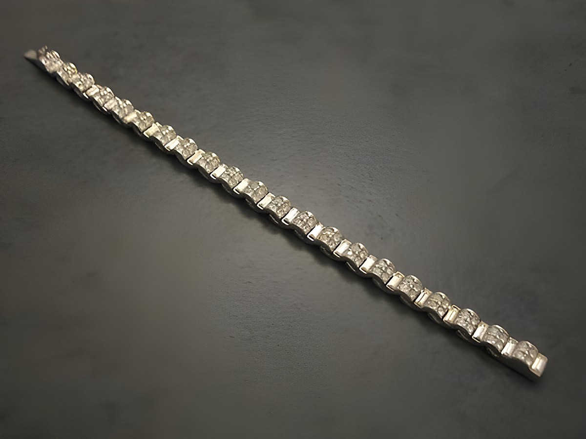 Strass Armband in weiß, 18 cm lang, silberfarben und charmant, hergestellt von Juwelier Harnisch, ideal für elegante Anlässe, passt zu verschiedenen Stilen und Outfits. – Ansicht 2