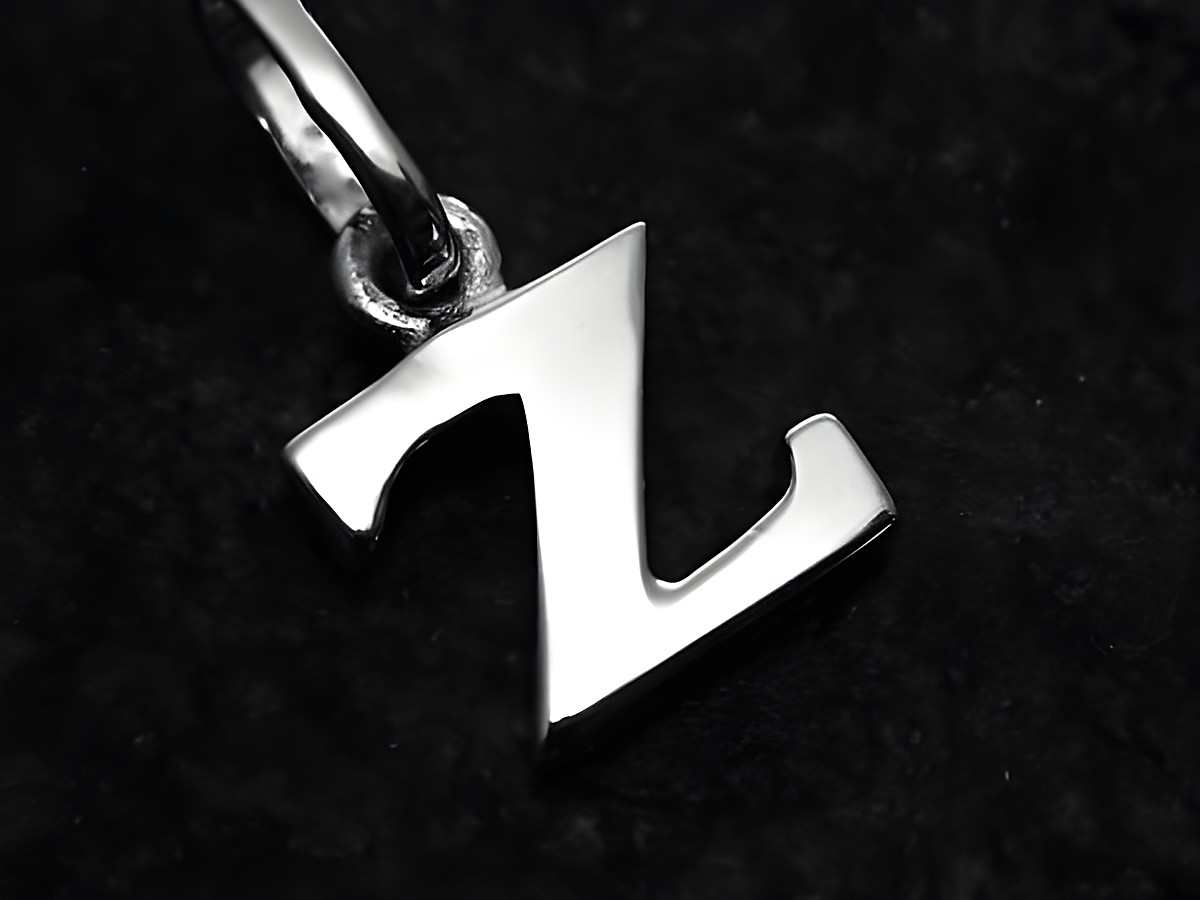 Z-Buchstaben Anhänger aus Weißgold 585, elegant und modern, hergestellt von Juwelier Harnisch, kunstvoll geformter Buchstabe Z für individuelle Akzente.