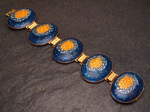 Armband 19 cm GLOW blau-gelb aus Emaille vergoldet, hergestellt von Juwelier Harnisch, mit fünf ovalen Elementen in glänzendem Blau und leuchtendem Gelb, perfekt für jeden Anlass.