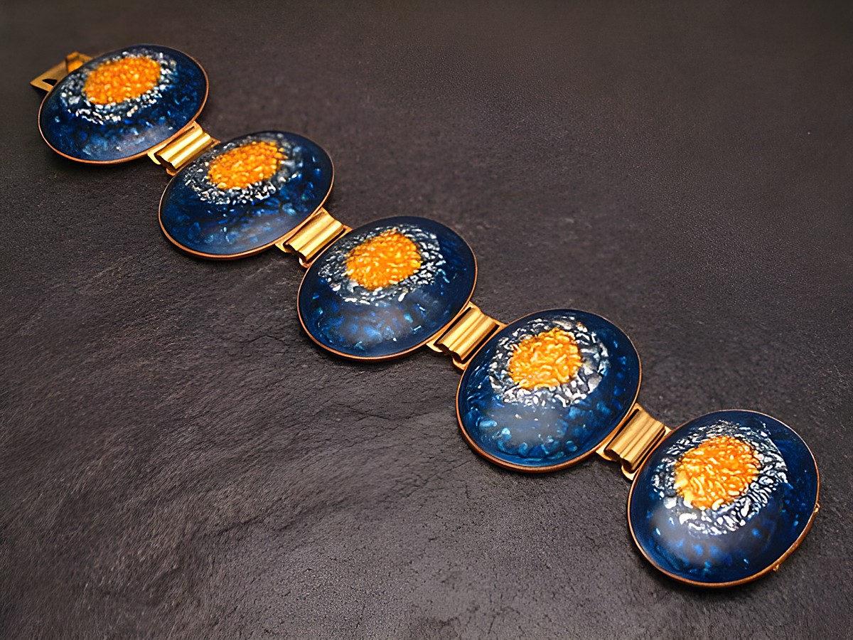 Armband 19 cm GLOW blau-gelb aus Emaille vergoldet, hergestellt von Juwelier Harnisch, mit fünf ovalen Elementen in glänzendem Blau und leuchtendem Gelb, perfekt für jeden Anlass.