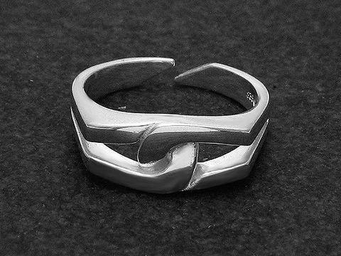 Silberring DESIGN Gr. wenig verstellbar, Hersteller Juwelier Harnisch, schlichtes Design ohne Stein, glänzende Oberflächen und moderne Formgebung.