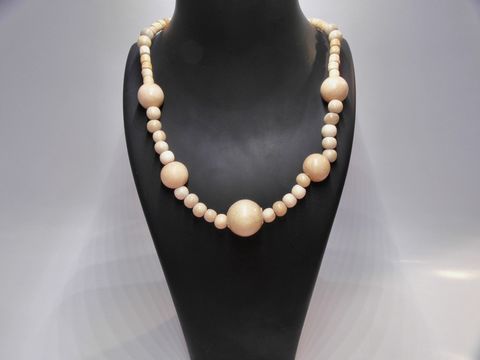 61997-0 Holzkette mit Kugeln von 21 mm in naturbraun, Länge 60 cm, aus Holz, Hersteller Juwelier Harnisch, zeigt einen eleganten und natürlichen Schmuckstil.