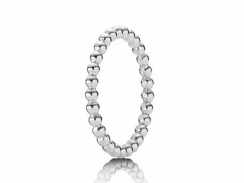 Ein eleganter Pandora Ring aus Silber in Größe 58/18,5 mit einem geschmackvollen, perlenartigen Design. Der Ring strahlt zeitlose Schönheit und Stil aus.