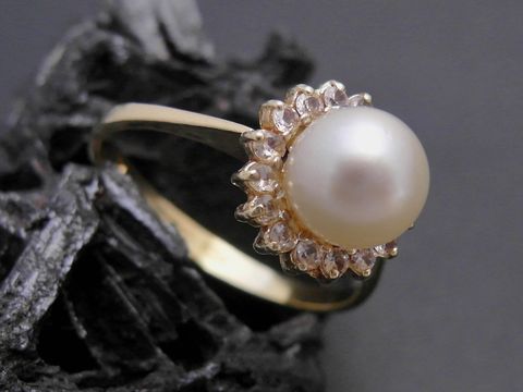 Gold Perlen Ring nostalgisch Größe 53, 7,2 mm Zuchtperle umgeben von funkelndem Zirkonia, Hersteller Juwelier Harnisch, bis Größe 54/17,5.