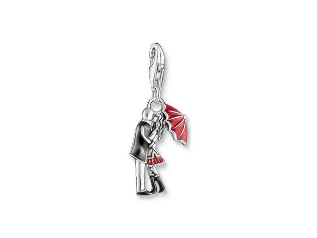 Charm-Anhänger von Thomas Sabo mit einem küssenden Paar unter einem roten Regenschirm aus Silber und kaltemail, detailreich gestaltet und romantisch.