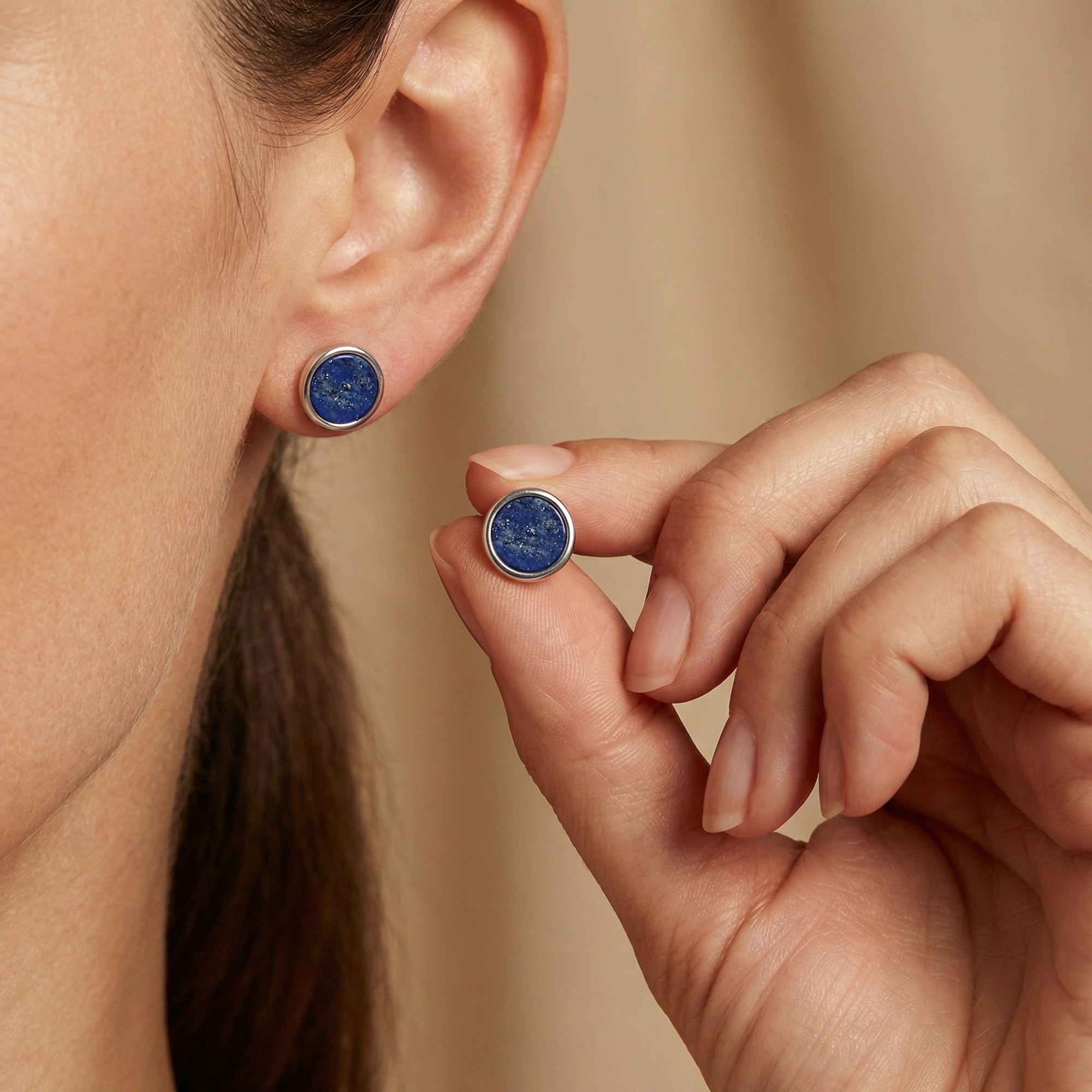 Engelsrufer BASIC Ohrstecker Powerful Stone - Kraftstein - Lapislazuli - Silber rhodiniert & auf Kleber Blau 10 mm – Ansicht 4