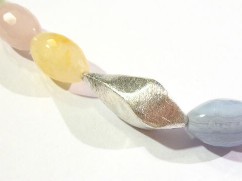 Steinkette 47 cm mehrfarbig aus Calcedon, Rosenquarz und Zuchtperlen mit einem silbernen Element, Hersteller Juwelier Harnisch, Steinketten.