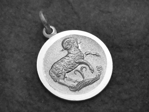 31732-0 Widder 925 Sterling Silber Sternzeichen rund mit kunstvollem Widder-Motiv und dekorativen Elementen, Hersteller Juwelier Harnisch, ideal als Schmuckstück für Sternzeichenliebhaber.