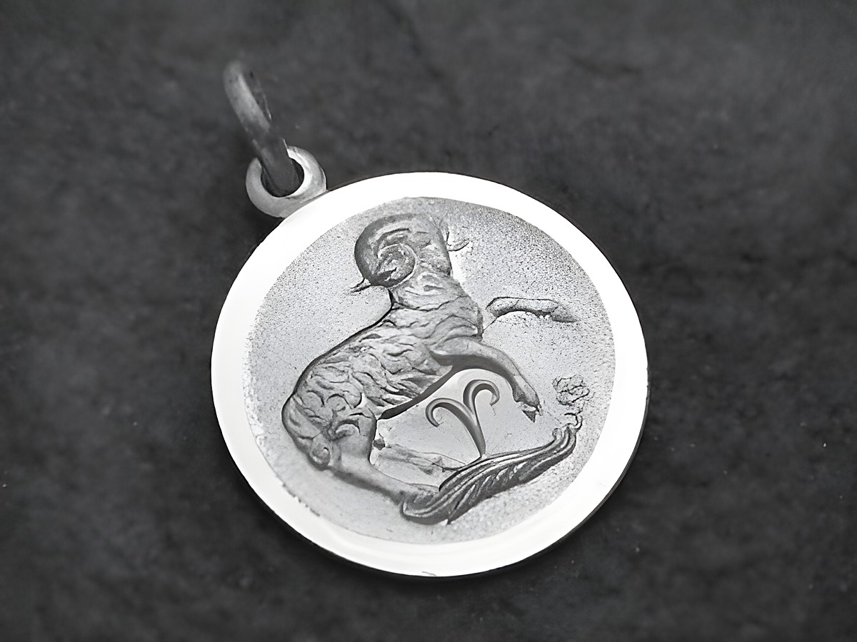 Widder 925 Sterling Silber Sternzeichen rund mit kunstvollem Widder-Motiv und dekorativen Elementen, Hersteller Juwelier Harnisch, ideal als Schmuckstück für Sternzeichenliebhaber.