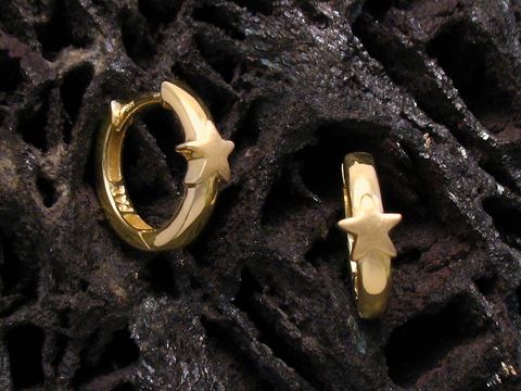Ohrringe Creolen in Gold mit Stern für Kinder, ideal als Geschenkidee, Hersteller Juwelier Harnisch, liebevolles Design für kleine Ohren.