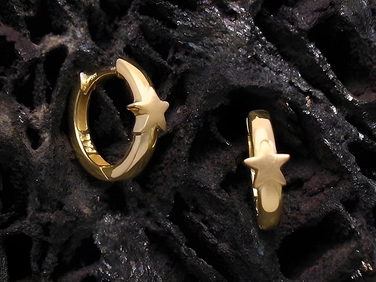 Ohrringe Creolen in Gold mit Stern für Kinder, ideal als Geschenkidee, Hersteller Juwelier Harnisch, liebevolles Design für kleine Ohren.