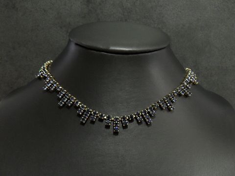 Edelsteinkette in Blau mit goldfarbener Fassung von Juwelier Harnisch, 43 cm lang, ausgefallenes Design mit funkelnden Elementen. Ideal für besondere Anlässe.