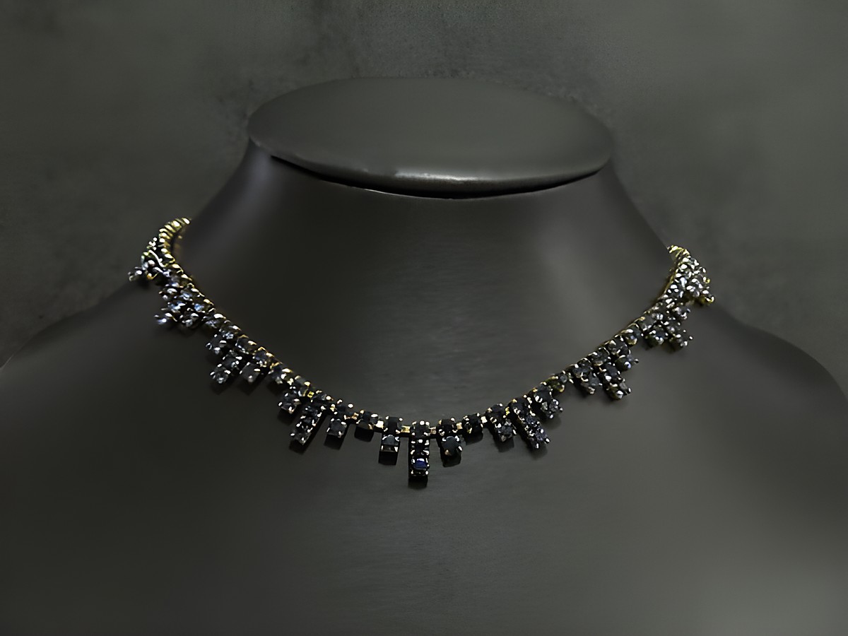 Edelsteinkette in Blau mit goldfarbener Fassung von Juwelier Harnisch, 43 cm lang, ausgefallenes Design mit funkelnden Elementen. Ideal für besondere Anlässe.