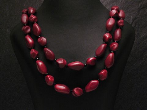 Zweireihige Kette eckige Perlen -NEU- Lila, hergestellt von Juwelier Harnisch, Perlenketten, zeigt eine elegante und stilvolle Schmuckoption.