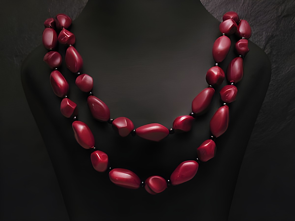 Zweireihige Kette eckige Perlen -NEU- Lila, hergestellt von Juwelier Harnisch, Perlenketten, zeigt eine elegante und stilvolle Schmuckoption.