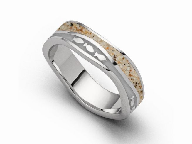 Sterling Silber Ring mit Wellen- und Fischschwarm-Motiv, eingefasst mit Strandsand, Größe 62, hergestellt von DUR.