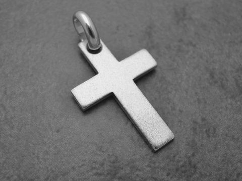 Kreuz Anhänger aus 30 mm Sterling Silber rhodiniert, schlichtes Design, hergestellt von Juwelier Harnisch, ideal für religiöse Anlässe.