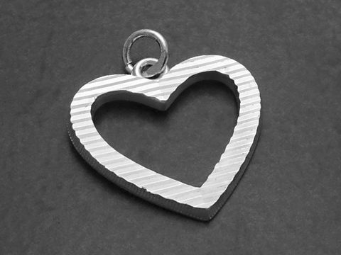 Silber Herz Anhänger mit gestreiftem Muster, flach ausgeführt, Hersteller Juwelier Harnisch, ideal für persönliche Schmuckstücke oder als Geschenk.