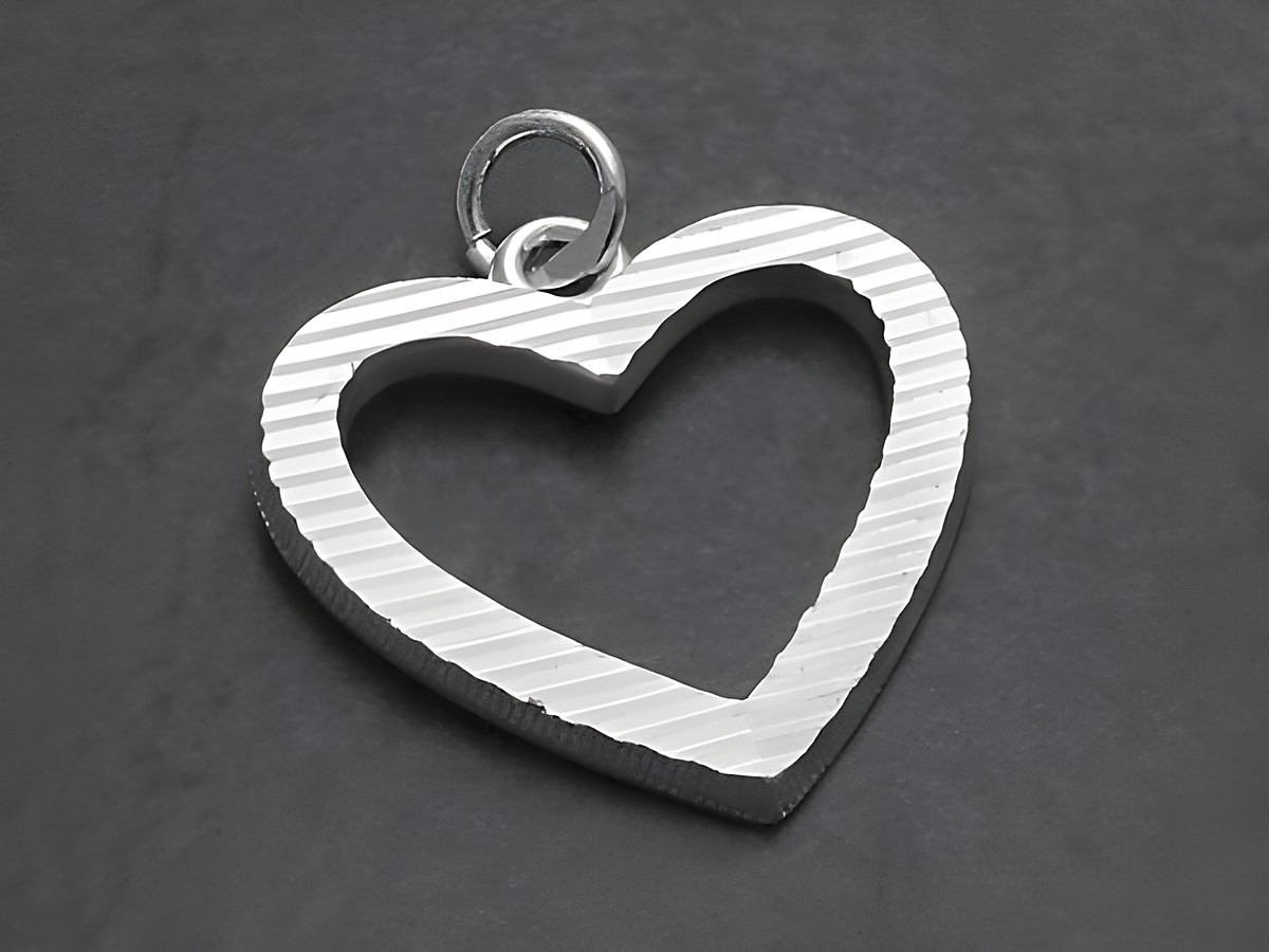 Silber Herz Anhänger mit gestreiftem Muster, flach ausgeführt, Hersteller Juwelier Harnisch, ideal für persönliche Schmuckstücke oder als Geschenk.