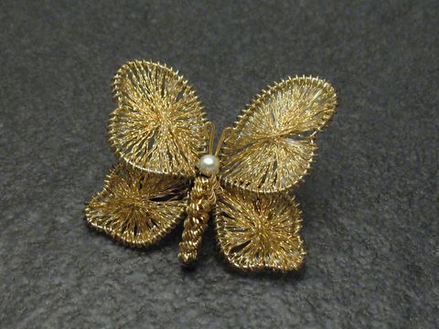 Filigrane Brosche Handarbeit 30x34 mm in Form eines Schmetterlings, hergestellt von Juwelier Harnisch, eleganter Modeschmuck mit feinen Details und einer kleinen Perle in der Mitte.