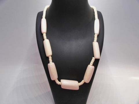 Holzkette aus Zylinderformen mit 40 mm Länge in naturbraun, 60 cm lang, hergestellt von Juwelier Harnisch, ideal für einen eleganten Look.