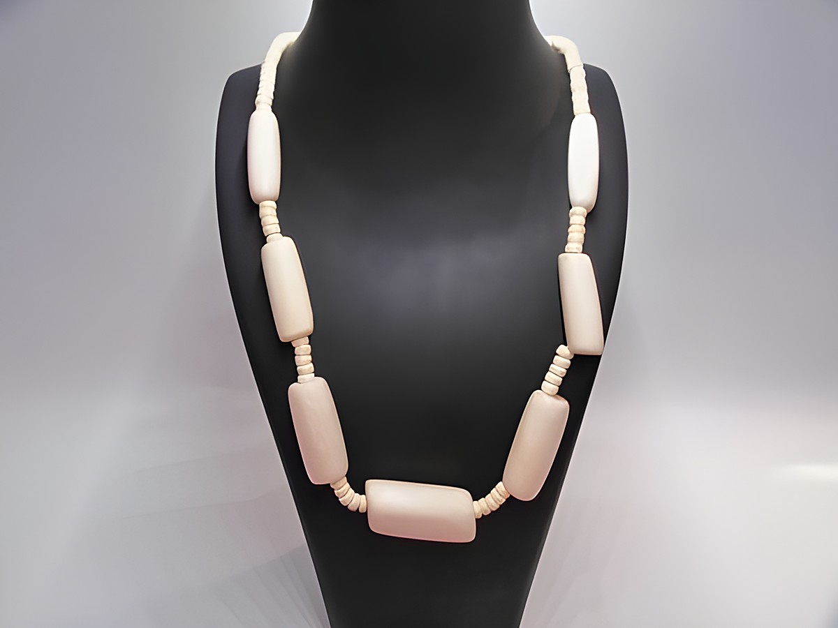 Holzkette aus Zylinderformen mit 40 mm Länge in naturbraun, 60 cm lang, hergestellt von Juwelier Harnisch, ideal für einen eleganten Look.