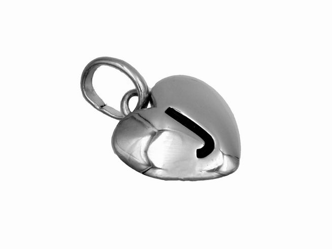 Ein Herz-Anhänger aus 925 Sterling Silber, poliert und rhodiniert, mit einem eingravierten Buchstaben J. Ideales Schmuckstück für Kinder, gefertigt von Juwelier Harnisch.