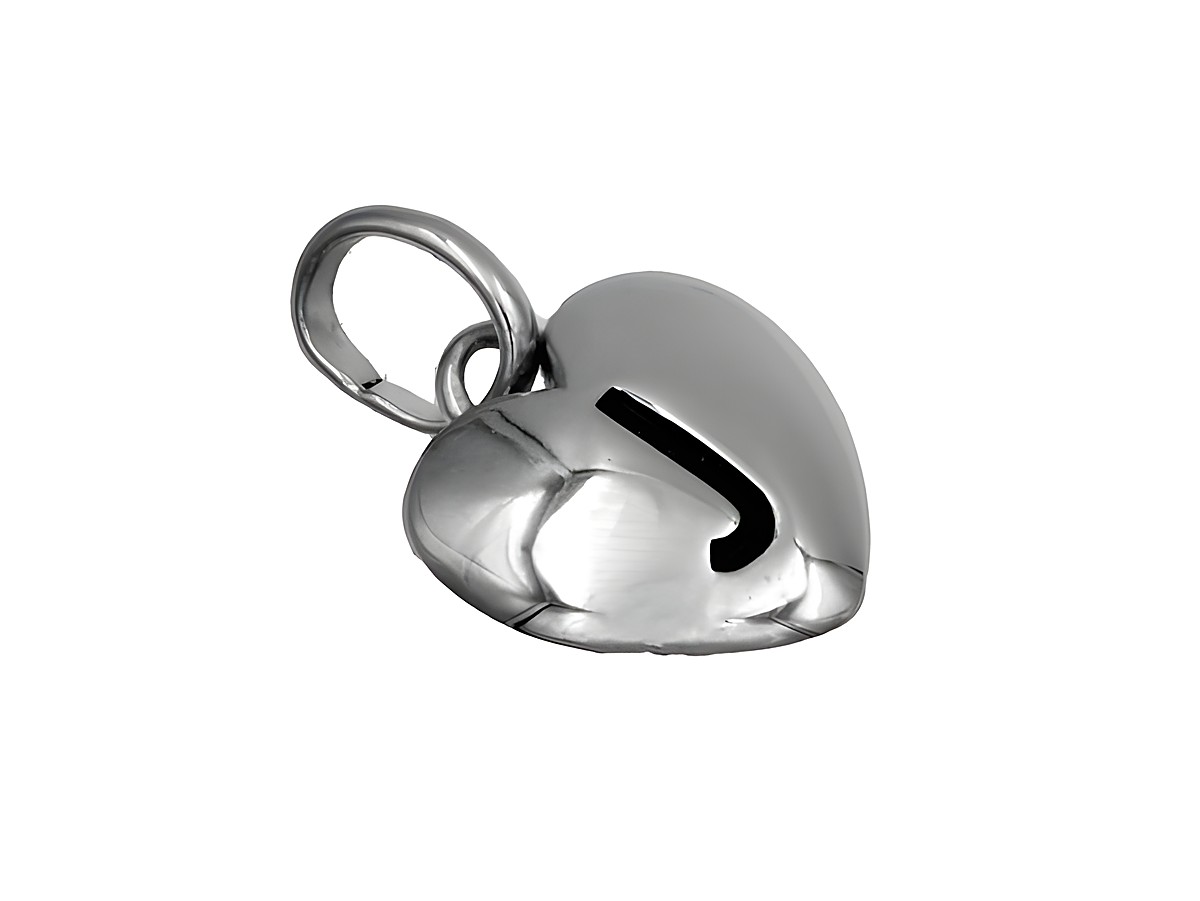 Ein Herz-Anhänger aus 925 Sterling Silber, poliert und rhodiniert, mit einem eingravierten Buchstaben J. Ideales Schmuckstück für Kinder, gefertigt von Juwelier Harnisch.