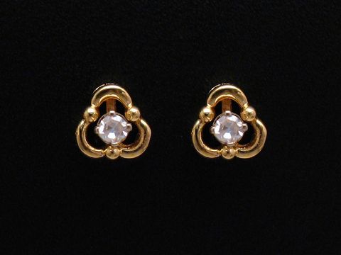 Ohrringe aus Gold mit einem zentralen Diamanten von 0,06 ct. W/P1, stilvoll gestaltet vom Juwelier Harnisch, Brillant und Diamant, elegantes Design für besondere Anlässe.