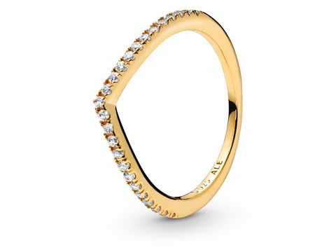 168758060-0 Pandora Zirkonia Ring in Gold mit eleganter, geschwungener Form und funkelnden Zirkonia-Steinen. Größe 60/19, Artikelnummer 168758C01-60, Hersteller Pandora.