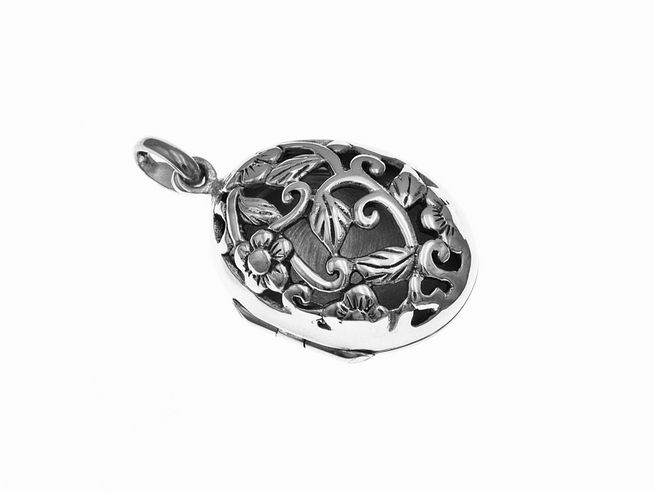 Medaillon oval aus Silber mit floralem Muster, geeignet für zwei Bilder, Hersteller Juwelier Harnisch. Elegant und detailreich gestaltet, ideal als persönlicher Schmuck.